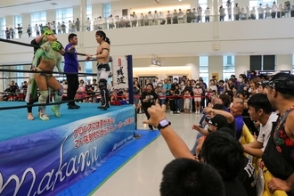 【動画あり】琉球ドラゴンプロレスの空港大会　まさかの場外ダイブ3連発に大拍手　台湾地震支援