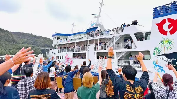 「先生ありがとう！」響く渡嘉敷港　涙と笑顔で恩師ら送り出す紙テープ