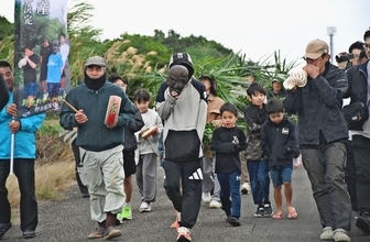 来訪神が「ホーイホイ」と厄払い　集落練り歩き無病息災願う　宮古島野原で伝統祭祀の「サティパロウ」