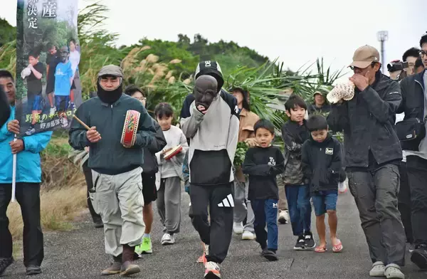 来訪神が「ホーイホイ」と厄払い　集落練り歩き無病息災願う　宮古島野原で伝統祭祀の「サティパロウ」