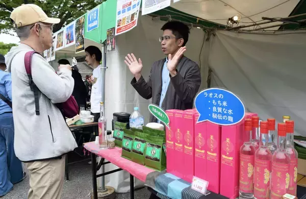 ラオスの食に都民ら舌鼓　代々木公園でフェス開催　コープおきなわが出店、「ラオラオ酒」販売も