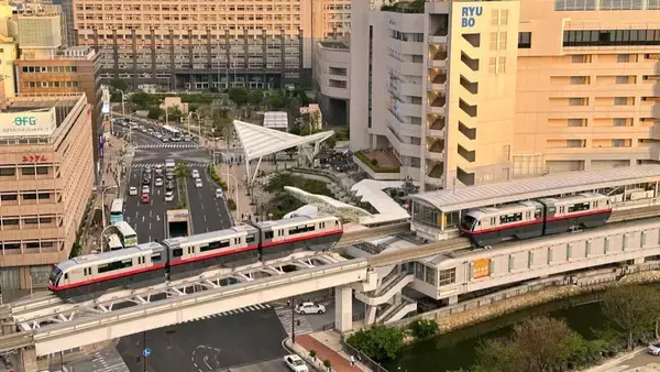 混雑の限界　ゆいレール駅に響くブザー、降車求めるアナウンス　3回停止した理由は