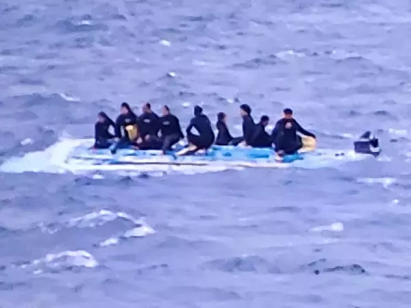 「石垣港付近で10人乗りの船が転覆　全員救助、命に別条なし　沖縄」の画像