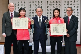 デフリンピックで活躍した豊里凛選手と宮城実来選手に沖縄県スポーツ栄誉賞　知事「多くの県民に希望を与えた」