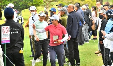 「沖縄県外の強い選手もいるので面白い」 ダイキン女子ゴルフ開幕　プロの妙技、2972人が熱視線