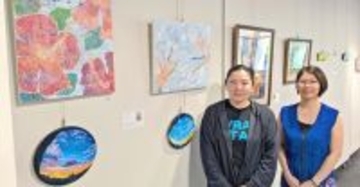 個性豊かな絵画56点並ぶ　ドアレスアートオキナワ作品展示販売会、きょうまで