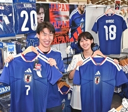 商いも負けられない　沖縄でもW杯商戦熱く　代表グッズ完売、スポーツバーは予約埋まる