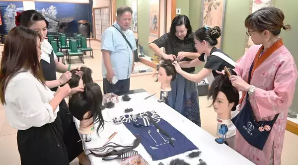 「伝統の髪型「からじ結い」やってみた　沖縄最古の料亭でプロが直伝　「難しいけど、できるようになりたい」【動画あり】」の画像