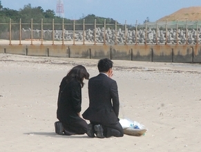 辺野古沖転覆事故「自分だけ帰ってこられないなんて思ってなかっただろうな」　女子生徒の両親が献花