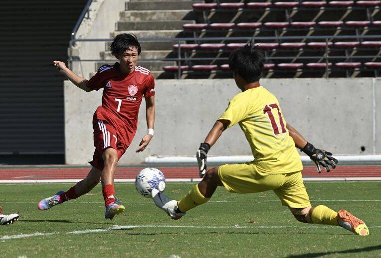 那覇西、2年連続Vで全国切符　鹿島朝日に3-1　延長後半に勝ち越す　高校サッカー沖縄県大会・決勝