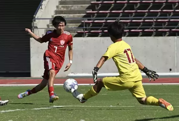 「那覇西、2年連続Vで全国切符　鹿島朝日に3-1　延長後半に勝ち越す　高校サッカー沖縄県大会・決勝」の画像
