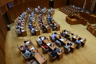 【速報】沖縄県議会、県民に自衛隊への「差別的風潮」を改めるよう求める決議を可決 自公の賛成多数で