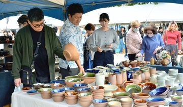 人気陶芸家のブースに長蛇の行列　那覇市で壺屋陶器まつり開幕　小6「自分の作品が売れてうれしい」　あす11月23日まで