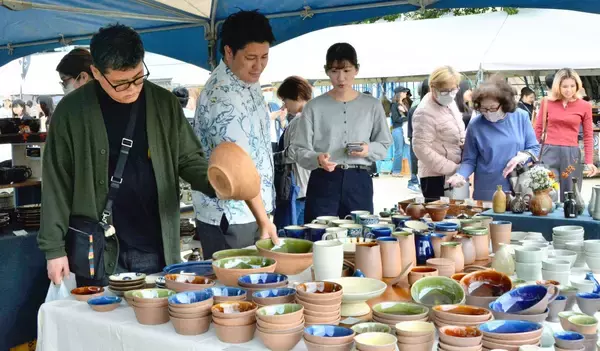 人気陶芸家のブースに長蛇の行列　那覇市で壺屋陶器まつり開幕　小6「自分の作品が売れてうれしい」　あす11月23日まで