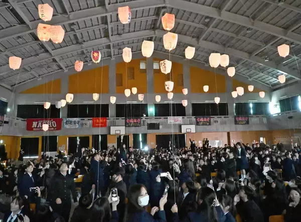 「ずーっと仲良く」寄せ書きのランタン52個、体育館を幻想的に照らす　那覇商業高120周年、生徒が成功に涙