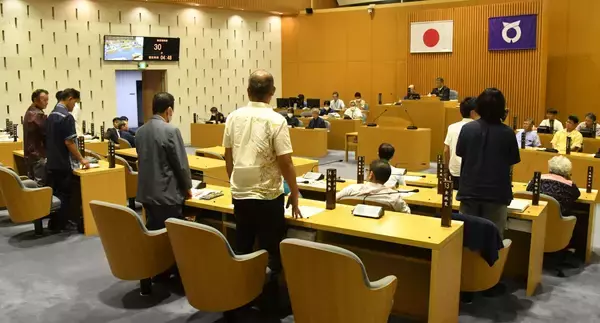 「糸満市議会、予算案を否決　市が暫定予算を編成へ　未明まで紛糾　沖縄」の画像