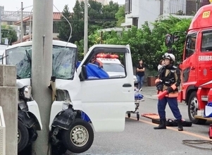 乗用車が前方の軽貨物車に追突　対向車線に押し出され電柱に衝突　運転手2人が重傷　沖縄・石垣市