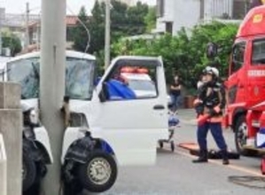 乗用車が前方の軽貨物車に追突　対向車線に押し出され電柱に衝突　運転手2人が重傷　沖縄・石垣市