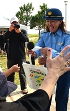 田中律子さんが一日警察署長 水難事故防止を呼びかけ 沖縄・豊見城市の豊崎美らSUNビーチ