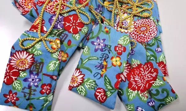 地元の米と塩で手作りお守り　交通安全願い320個を区民に配る　沖縄・名護市