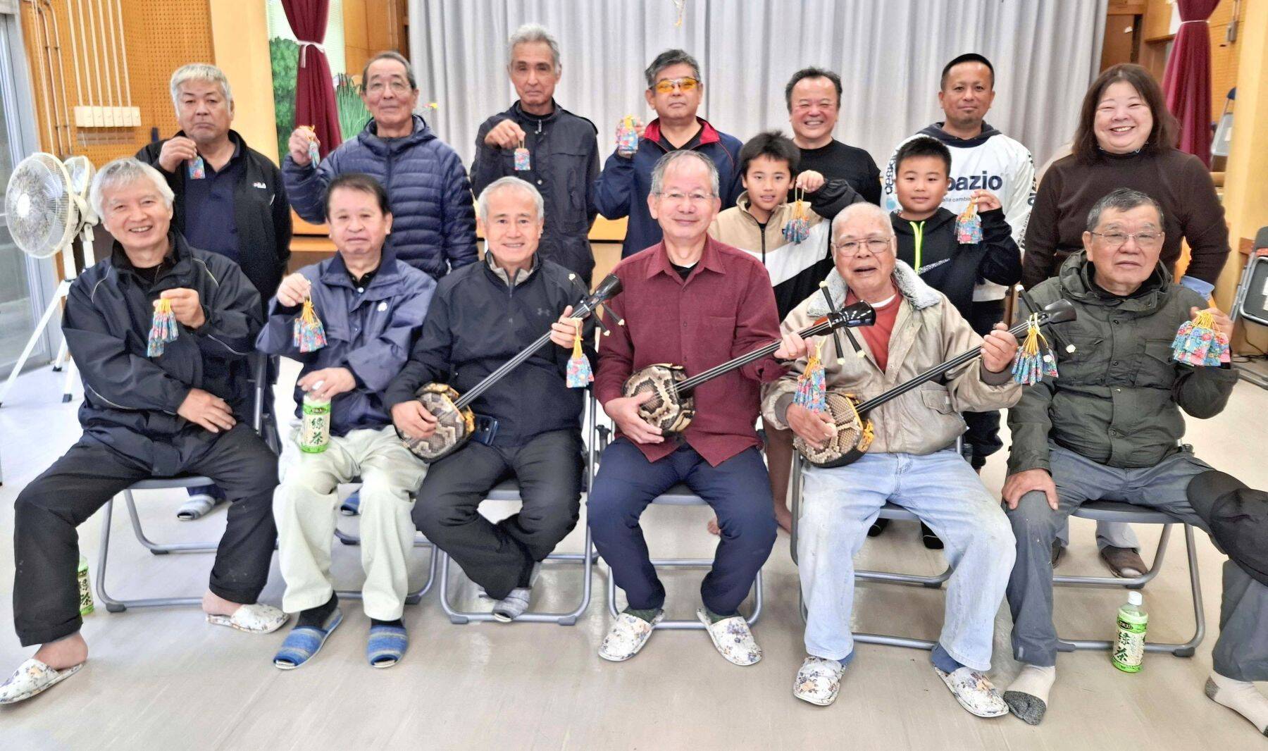 地元の米と塩で手作りお守り　交通安全願い320個を区民に配る　沖縄・名護市