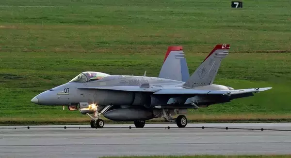 飛来目的は不明　FA18戦闘攻撃機2機、米軍嘉手納基地にに飛来　EA18G電子戦機2機も