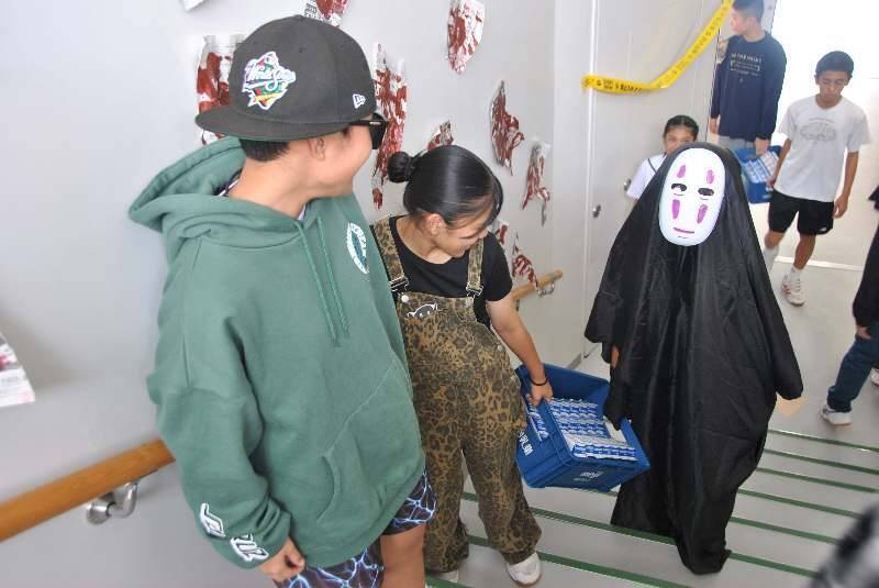 学校丸ごとハロウィーン　沖縄・北谷中で生徒企画の仮装授業　お菓子券は校長室と「怖い」先生の下に【写真5枚】