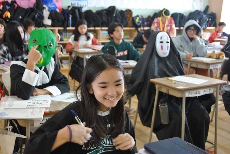 学校丸ごとハロウィーン　沖縄・北谷中で生徒企画の仮装授業　お菓子券は校長室と「怖い」先生の下に【写真5枚】
