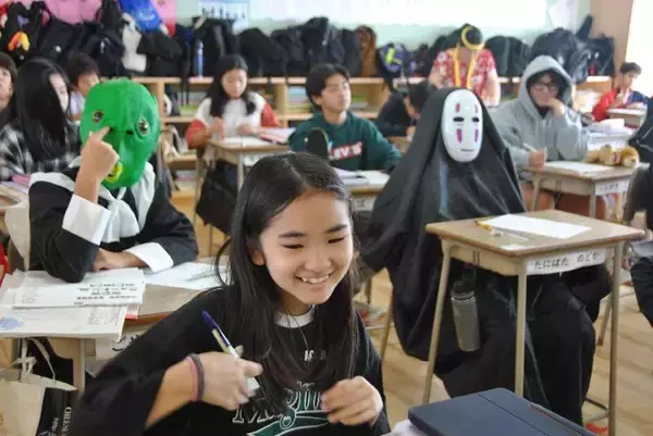 「学校丸ごとハロウィーン　沖縄・北谷中で生徒企画の仮装授業　お菓子券は校長室と「怖い」先生の下に【写真5枚】」の画像