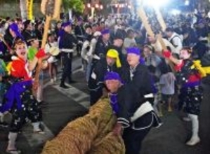 巨大しゃもじをぶつけ合う女性ら　沖縄・浦添市で伝統の大綱引　多彩な演舞で熱気あふれ【写真複数あり】