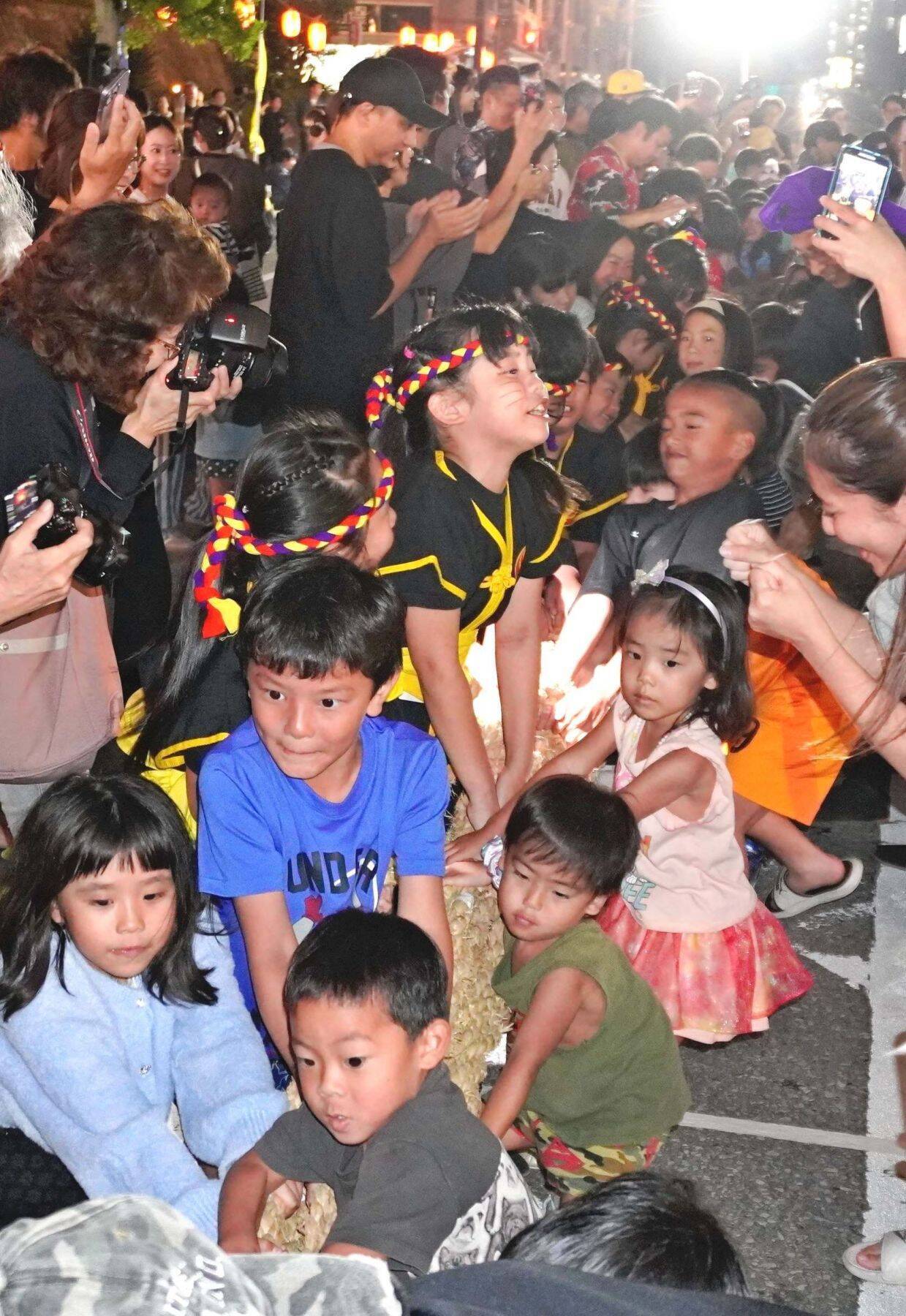 巨大しゃもじをぶつけ合う女性ら　沖縄・浦添市で伝統の大綱引　多彩な演舞で熱気あふれ【写真複数あり】