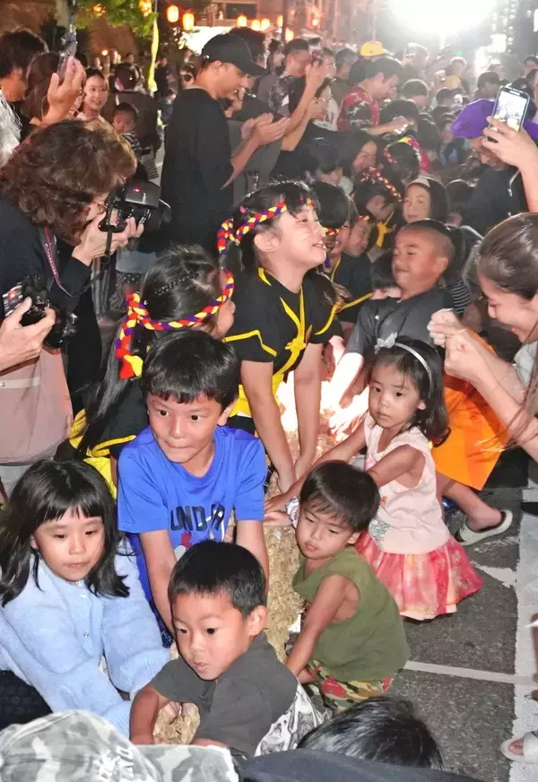 「巨大しゃもじをぶつけ合う女性ら　沖縄・浦添市で伝統の大綱引　多彩な演舞で熱気あふれ【写真複数あり】」の画像