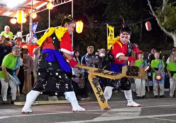 「巨大しゃもじをぶつけ合う女性ら　沖縄・浦添市で伝統の大綱引　多彩な演舞で熱気あふれ【写真複数あり】」の画像