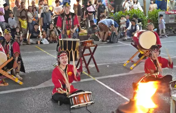 「巨大しゃもじをぶつけ合う女性ら　沖縄・浦添市で伝統の大綱引　多彩な演舞で熱気あふれ【写真複数あり】」の画像