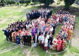 「二十歳の祝い」で「20」の人文字　町制20周年の八重瀬で祝賀式　323人が式典に参列