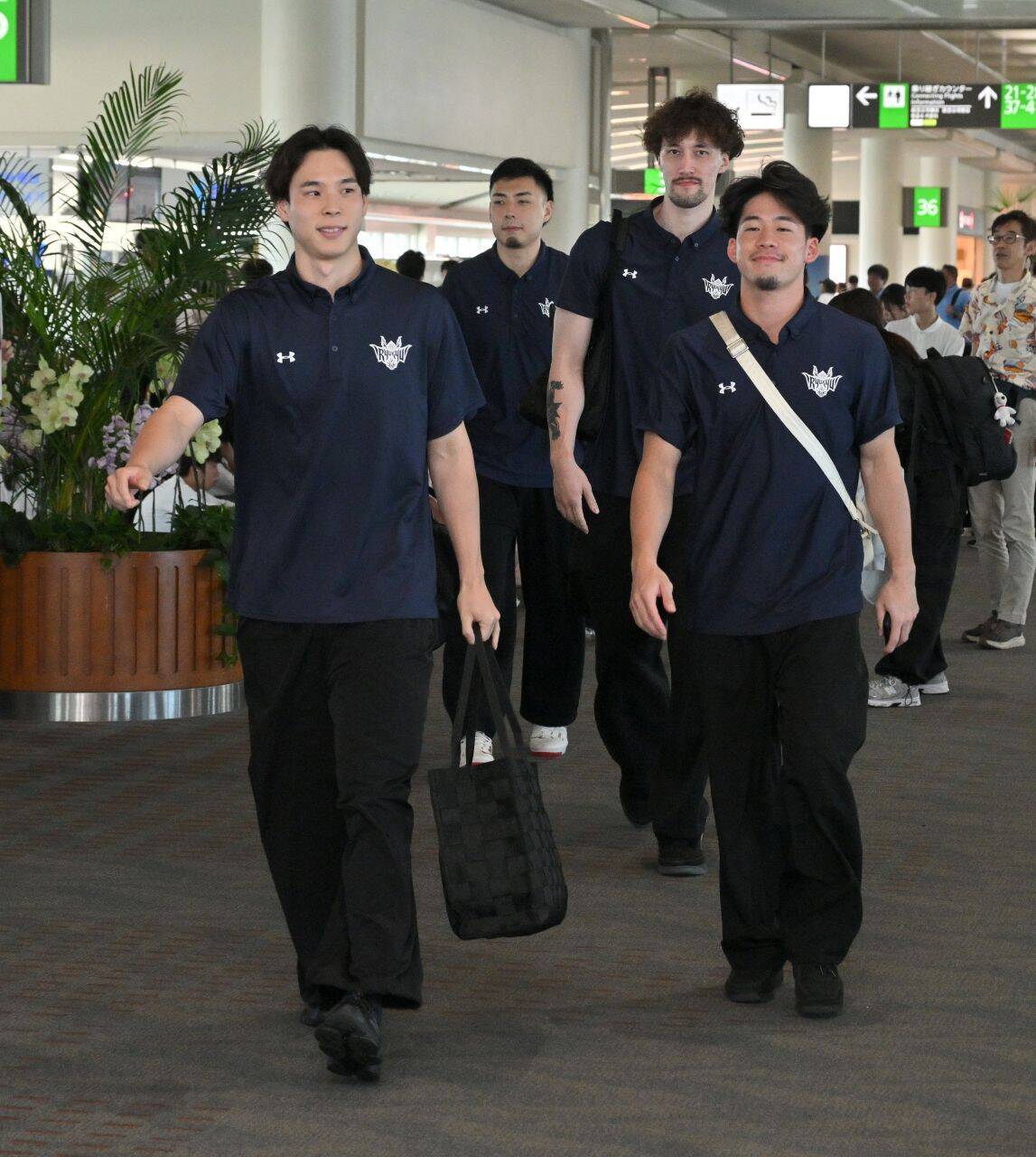 キングス、王座奪還へ　那覇空港を出発　23日にCS決勝第1戦　桶谷HC「自信がある」