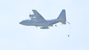 米軍、嘉手納基地でパラシュート降下訓練　伊江島再開後、4回目【動画あり】