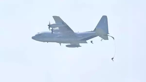 米軍、嘉手納基地でパラシュート降下訓練　伊江島再開後、4回目【動画あり】
