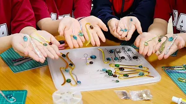 沖縄戦の炎で変形したガラス瓶、平和を伝える手作り品に　那覇高生が制作　遺族「孫の宝に」