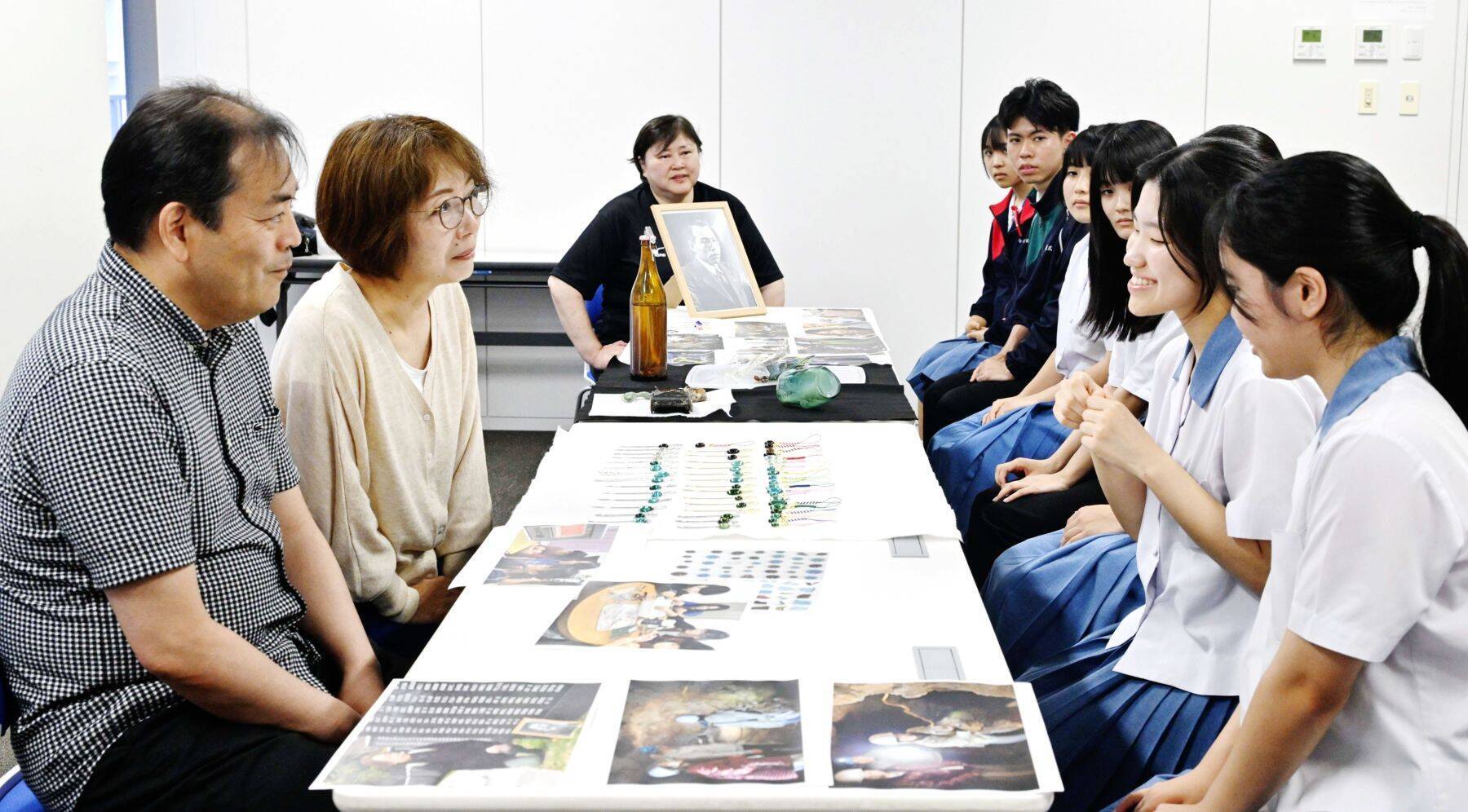 沖縄戦の炎で変形したガラス瓶、平和を伝える手作り品に　那覇高生が制作　遺族「孫の宝に」