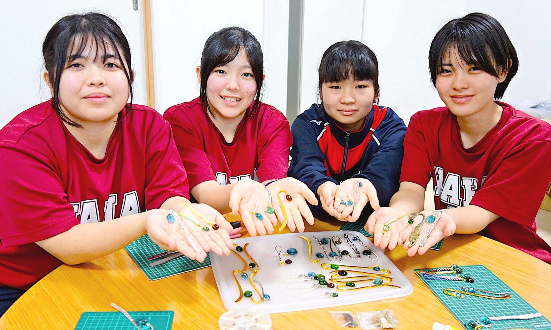 沖縄戦の炎で変形したガラス瓶、平和を伝える手作り品に　那覇高生が制作　遺族「孫の宝に」