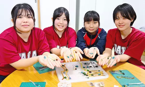 「沖縄戦の炎で変形したガラス瓶、平和を伝える手作り品に　那覇高生が制作　遺族「孫の宝に」」の画像