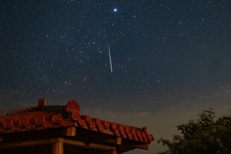 深夜の沖縄・知念岬で天体ファン歓声　冬の夜空を彩る「ふたご座流星群」がピーク　1時間に50個の予想も