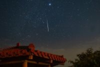 深夜の沖縄・知念岬で天体ファン歓声　冬の夜空を彩る「ふたご座流星群」がピーク　1時間に50個の予想も