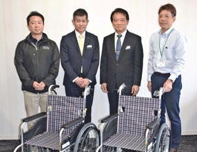 「車いすが不足」の投稿がきっかけ　大同火災、北中城村に2台寄贈　県内に累計千台超　支社長「これからも地域に貢献」