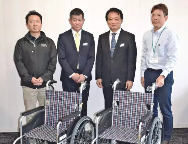 「「車いすが不足」の投稿がきっかけ　大同火災、北中城村に2台寄贈　県内に累計千台超　支社長「これからも地域に貢献」」の画像