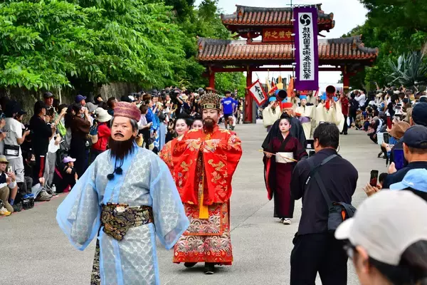 国王と王妃ら200人、きらびやかな衣装で観客魅了　首里城復興祭で「古式行列」　練り歩く姿に「王様かっこいい！」