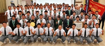 比嘉公也監督「部員が主体的に考え、優勝につながった」　夏の甲子園Vの沖縄尚学高に「特別スポーツ賞」贈呈