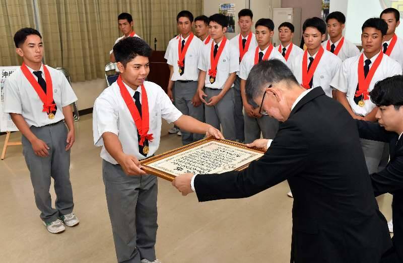比嘉公也監督「部員が主体的に考え、優勝につながった」　夏の甲子園Vの沖縄尚学高に「特別スポーツ賞」贈呈