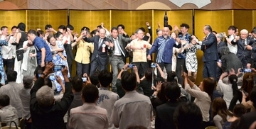 東京沖縄県人会、歓喜のカチャーシー　創立70周年祝う　ホテルニューオータニ東京で祝賀会・記念式典